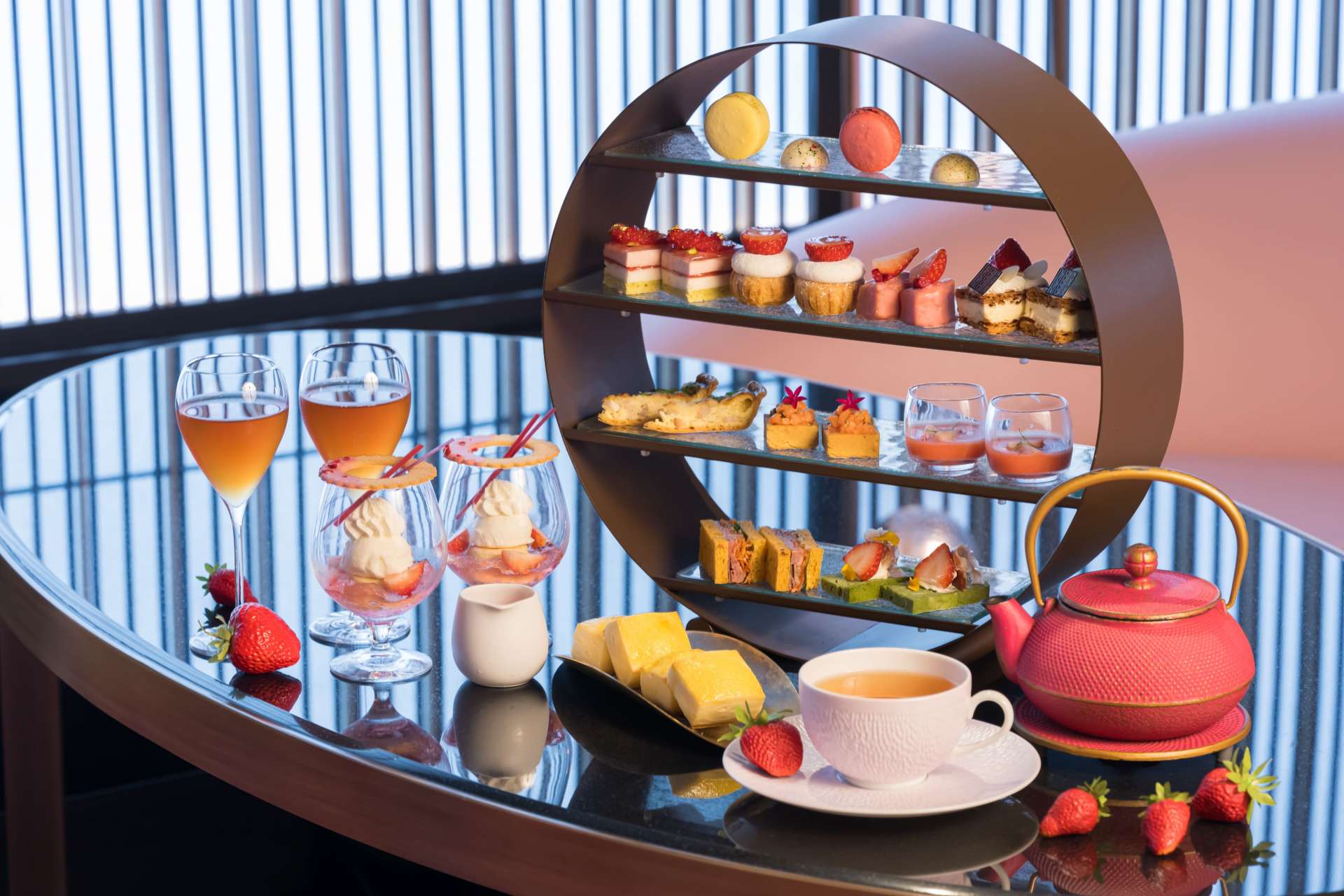 【Available January 7th】”Amaou” Strawberry Afternoon Tea and Lunch Time Dessert Buffet
