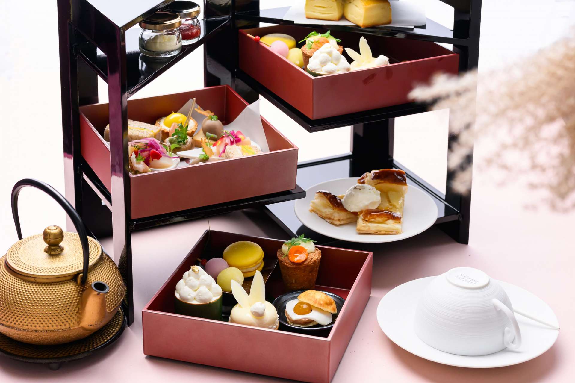 Autumn Apple Afternoon Tea available from the 24th of September will serve 3 different styles such as「Otsukimi」and 「Classical」