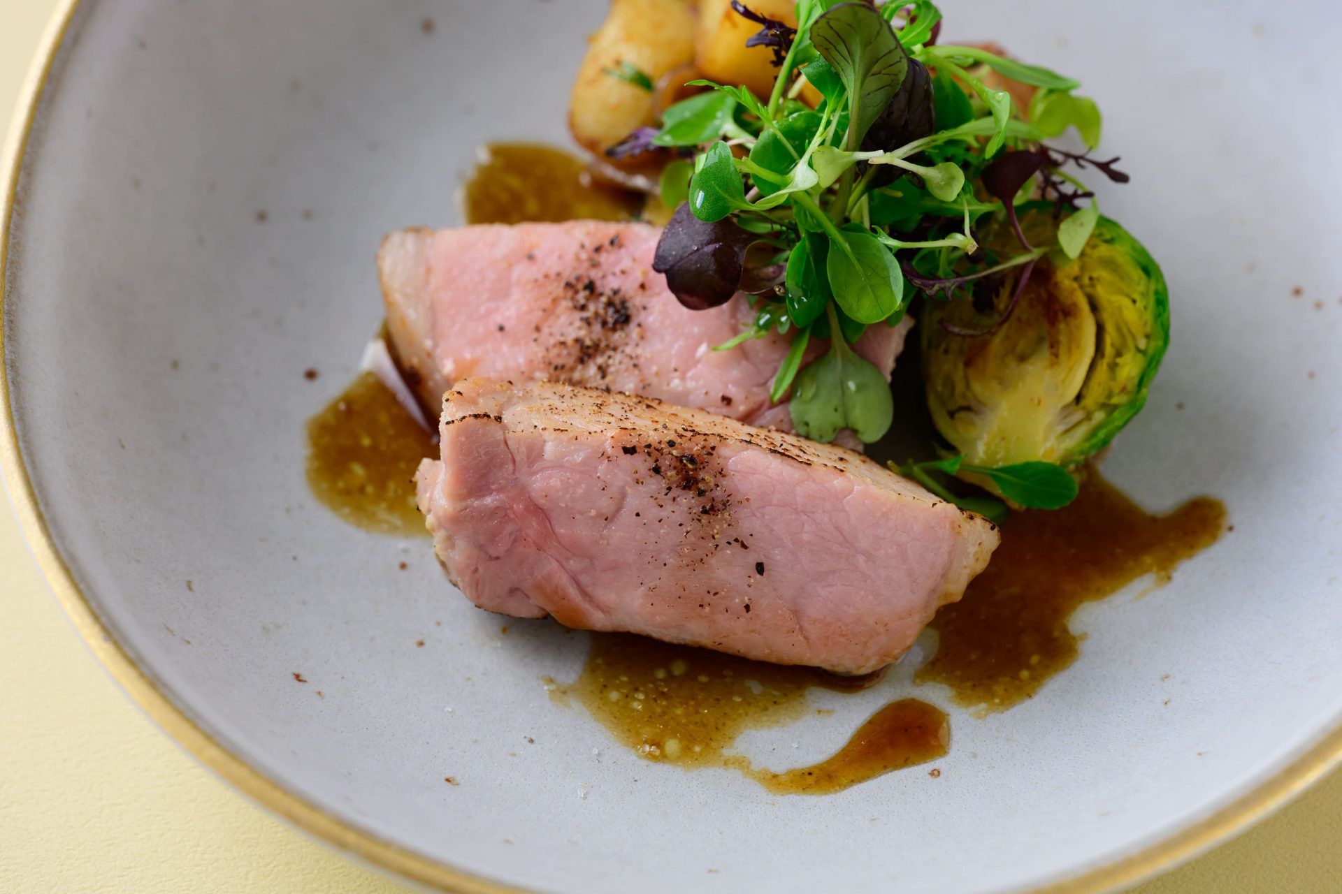 京つけもの西利の「発酵甘麴」で漬けた糸島豚のロティと新じゃがいものリヨネーズ